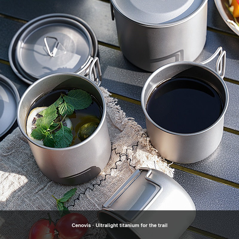 Cenovis titanium camp mug — promo lifestyle en